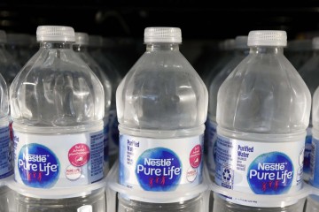 Nestlé et d’autres producteurs d’eau en bouteille auraient masqué illégalement la contamination de leur eau
