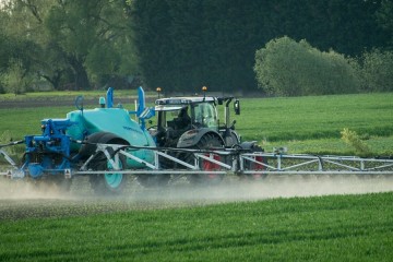 Interdits d’utilisation en France, mais encore produits et exportés, le Conseil d’État met fin à une incohérence sur certains pesticides