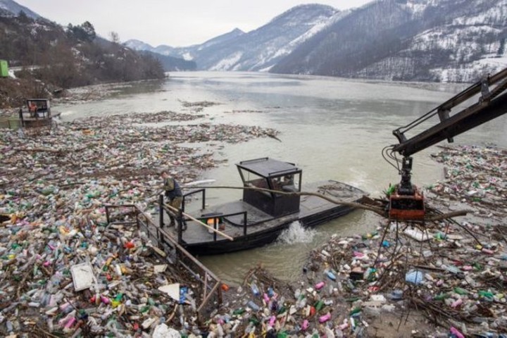 Serbia starts to clean up garbage-filled lake