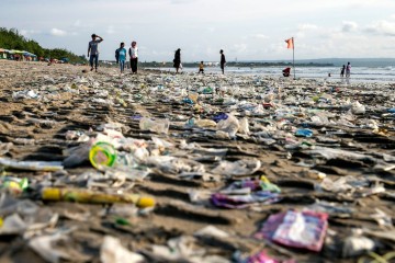 Pollution : vers un traité mondial pour contrer le plastique ?
