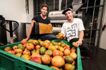 Action climatique : de jeunes Néerlandais fabriquent du cuir avec des mangues