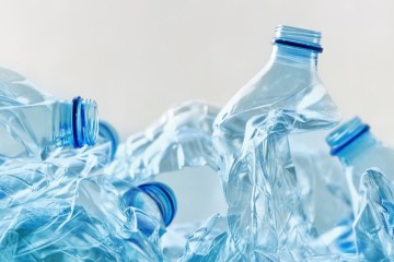 Une nouvelle enzyme surpuissante décompose les plastiques en 24 heures seulement