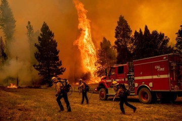 California wildfire rages as US bakes in record-setting heat wave