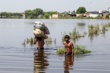 Pakistan : l’aide continue d’arriver alors que le bilan des inondations dépasse les 1.200 morts