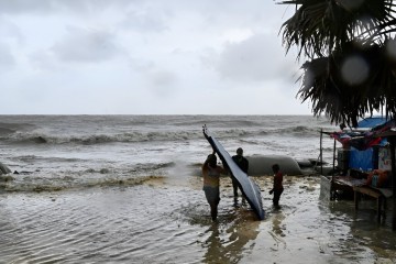 Thousands flee as cyclone heads towards Bangladesh