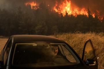 Incendies en Grèce: la France envoie un hélicoptère, 180 personnes et 55 camions