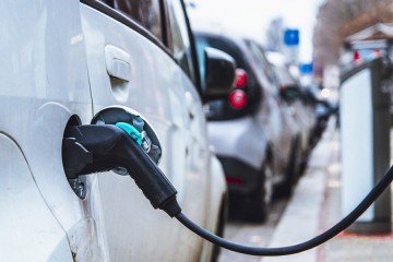 Voitures électriques: la recharge sur autoroute a explosé cet été