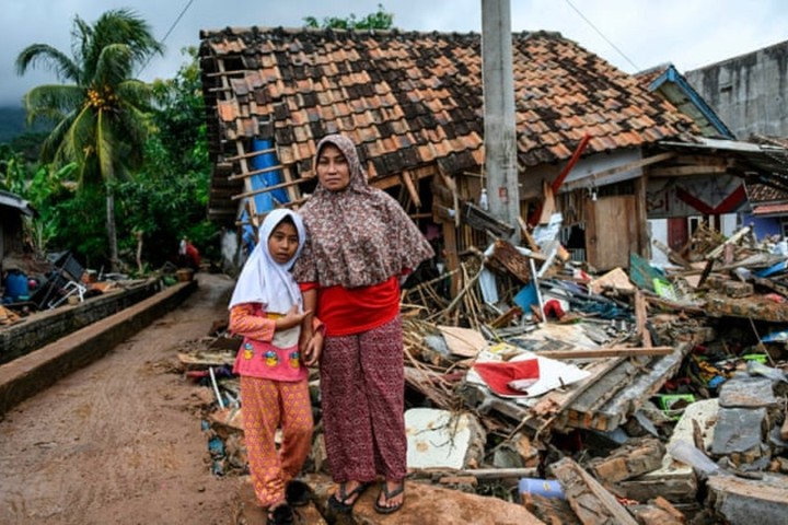Indonesia tsunami: torrential rain hampers rescue efforts as death toll rises to 429