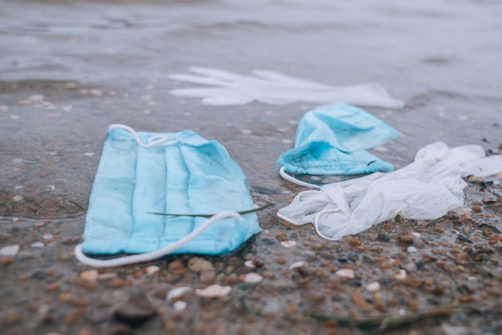 26 000 tonnes de déchets plastiques liés à la pandémie polluent les océans
