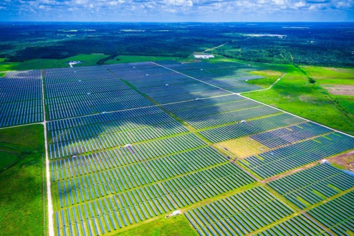 M.E.R. : des parcs solaires et éoliens en France