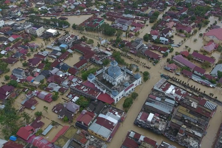 Indonésie : des milliers d’habitants évacués après des inondations imputées à la déforestation