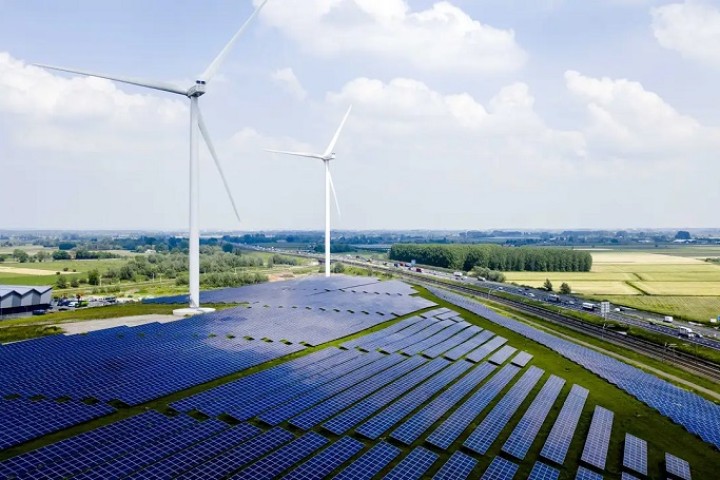 Éolien et solaire ont fourni 12% de l’électricité mondiale en 2022, un record dans l’ombre du charbon