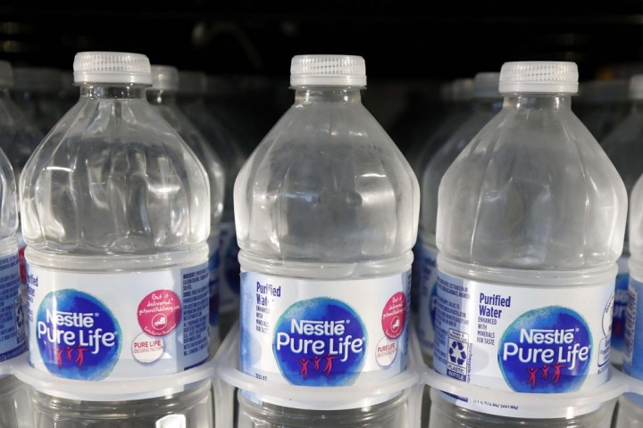 Nestlé et d’autres producteurs d’eau en bouteille auraient masqué illégalement la contamination de leur eau