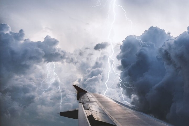 Un avion frappé par la foudre : les images incroyables des orages qui ont provoqué d'importantes inondations en France