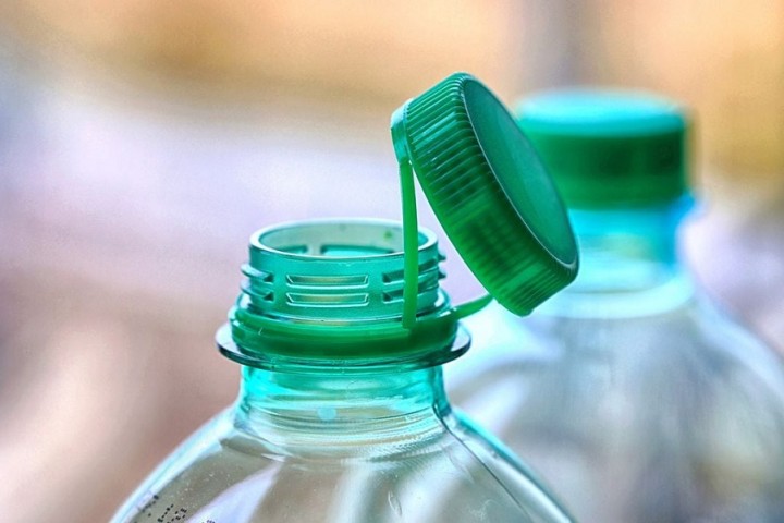 Le bouchon attaché aux bouteilles plastiques désormais obligatoire : vraiment utile pour l'environnement ?