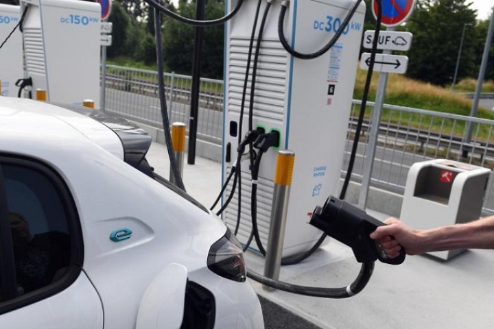 La métropole lilloise va déployer 800 bornes de recharges de voitures électriques d'ici l'automne 2025