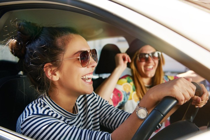 Les jeunes restent attachés à l'automobile malgré son prix, selon une étude