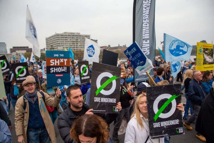 Des milliers de personnes marchent à Londres contre la pollution de l’eau