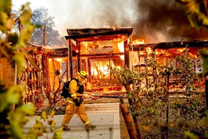 California wildfires, strong winds prompt Newsom to declare state of emergency; 200,000 ordered to evacuate